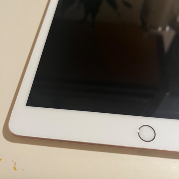 Apple iPad 8th Generation 128 GB in Rose Gold - Picture 3 of 13